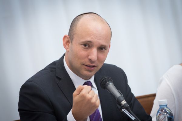 בנט עוקץ את ליברמן: "לא החזיק נשק מעולם"