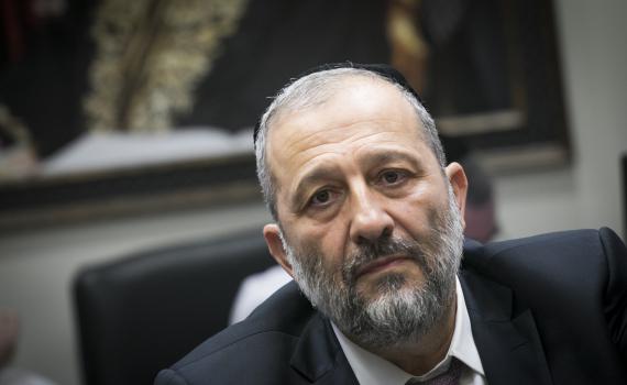 דרעי מאיים: אם חוק המרכולים לא יעבור- אתפטר