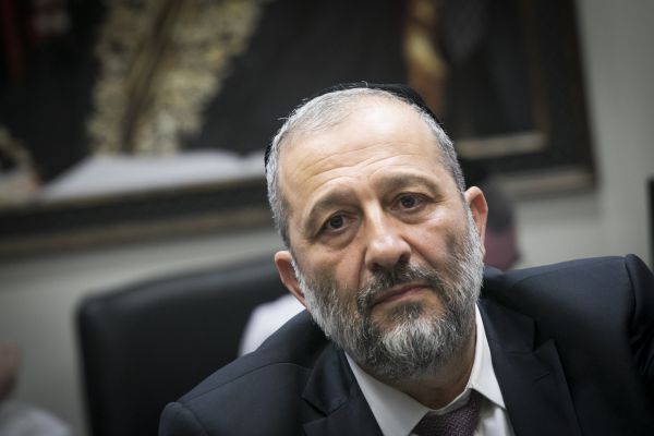 דרעי מאיים: אם חוק המרכולים לא יעבור- אתפטר