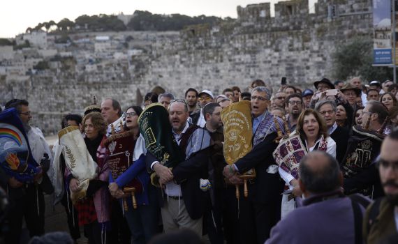 בראש תפילת הרפורמים בכותל: פעילי שמאל קיצוני