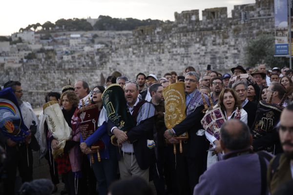 בראש תפילת הרפורמים בכותל: פעילי שמאל קיצוני