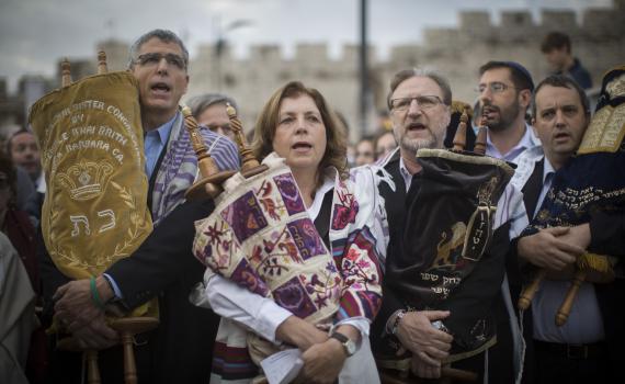 נשות הכותל לרב רבינוביץ': השב את ספר התורה הגנוב