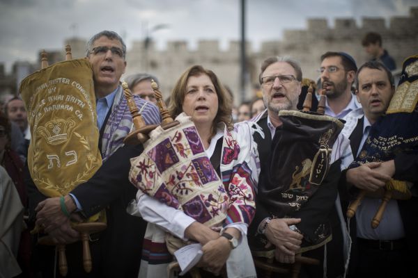 נשות הכותל לרב רבינוביץ': השב את ספר התורה הגנוב
