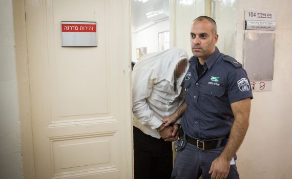 העיד בבית המשפט, ונעצר כי לא שהה בביתו