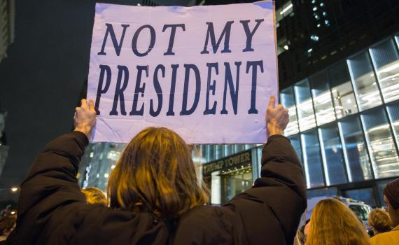נשים והיספנים מפגינים: "טראמפ לא הנשיא שלי"