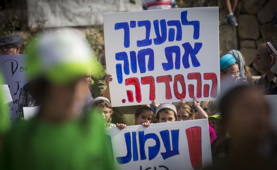 השמאל אומר 'עמונה תפונה' אבל כבר לא בטוח