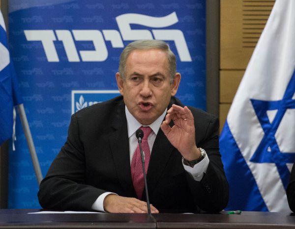 נתניהו השיג את הרוב; בנט היה עסוק בלירות בנגמ"ש