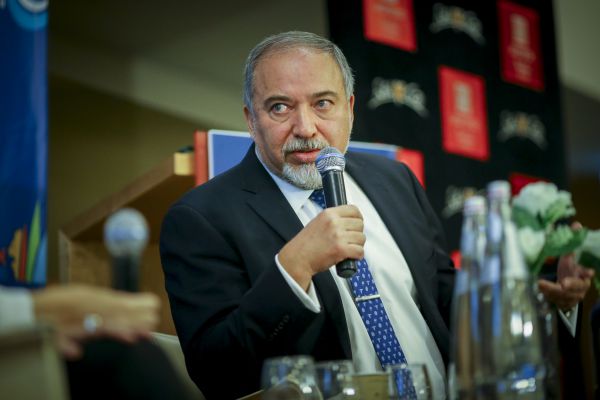 הבית היהודי: "ליברמן הוא פטפטן בלתי נלאה"