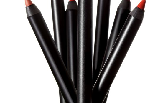 הגוונים החדשים של עפרונות השפתיים העמידים