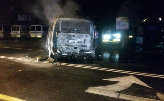 ערבים הציתו מוסך בכפר, המתנחלים סייעו בכיבוי