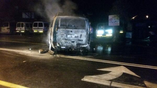 ערבים הציתו מוסך בכפר, המתנחלים סייעו בכיבוי