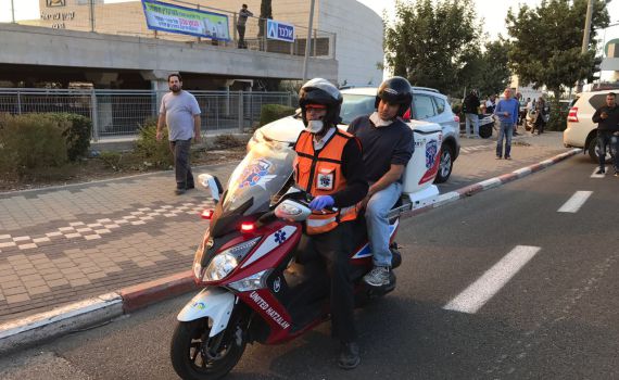 נפתלי בנט הוקפץ לאזור השריפה בחיפה באופנוע