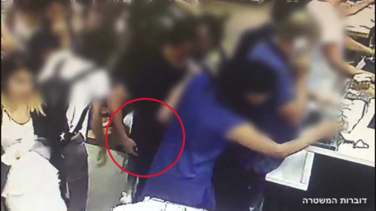 מצלמת האבטחה תפסה את גונב הטלפונים על חם