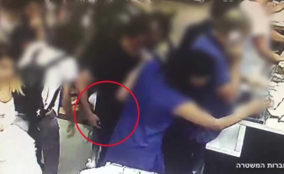 מצלמת האבטחה תפסה את גונב הטלפונים על חם