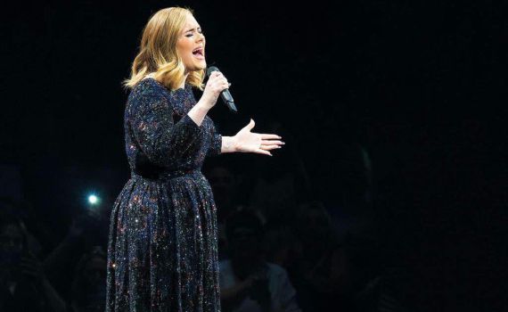 לכבוד סיום סבב ההופעות: אדל חושפת סוד מהמלתחה הפרטית שלה