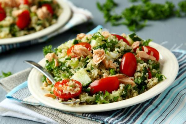 תמיד הוא בא בזמן: מתכון לסלט קינואה וטונה