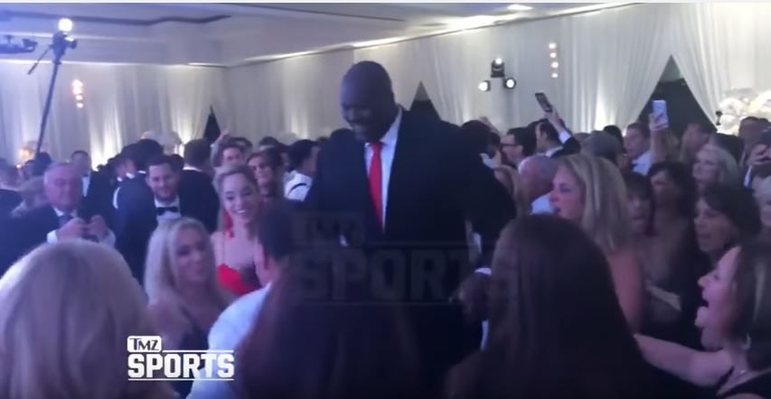 צפו: שאקיל אוניל מפזז בחתונה יהודית