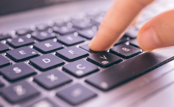 משרד החינוך מחלק מחשבים: מי זכאי ואיך מקבלים?