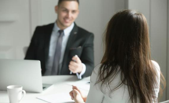 האם נשים מצליחות להשיג העלאת שכר יותר מגברים?