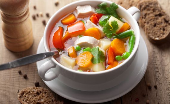 אפור בחוץ צבעוני בפנים: מתכון למרק ירקות עשיר