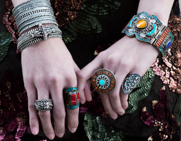 תכשיטי 'אבנים' בכסף ובזהב – לענוד את הדמיון