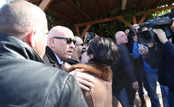 לפני החקירה, גאטס זכה לחיבוק מחנין זועבי