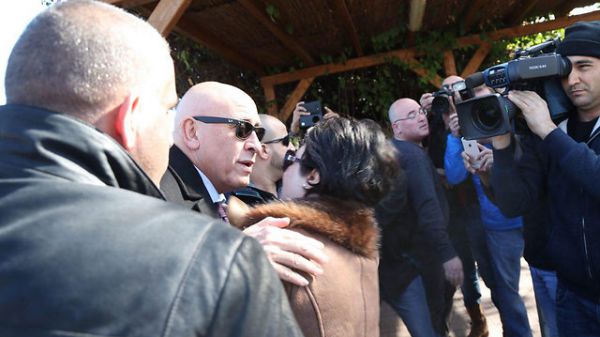 לפני החקירה, גאטס זכה לחיבוק מחנין זועבי