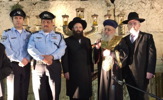 צפו: המפכ"ל והראשון לציון בהדלקת נרות בכותל