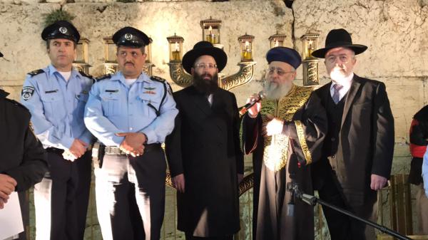 צפו: המפכ"ל והראשון לציון בהדלקת נרות בכותל