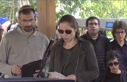 קורע לב: שירי אמרה קדיש על בנה ובעלה; צפו