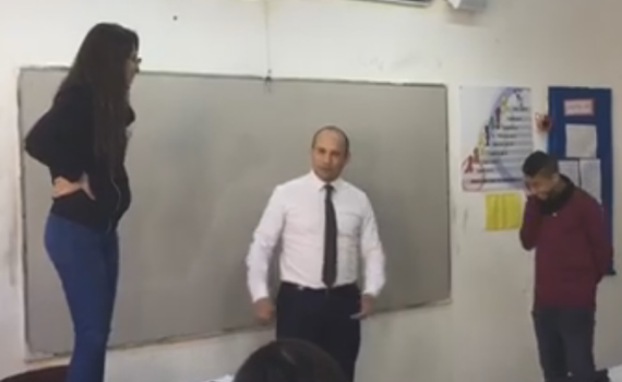 צפו: בנט ערך ביקור פתע והפיל את התלמידים מצחוק
