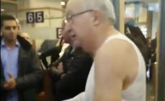 סערה בכנסת: חבר כנסת התפשט בכניסה למשכן; צפו