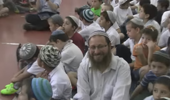 מרגש: התלמידים שרו לרבם שנרצח; צפו