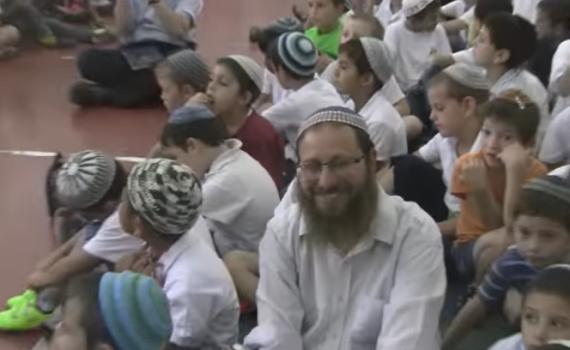 מרגש: התלמידים שרו לרבם שנרצח; צפו