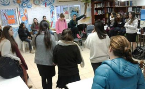 בעקבות דבריו: עשרות בנות דתיות נגד אלחנן גלט