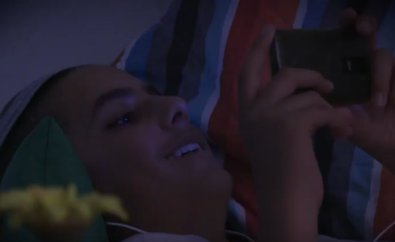 צפו: התמודדות של נער עם מחירי הסמארטפון