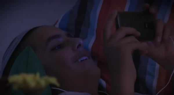 צפו: התמודדות של נער עם מחירי הסמארטפון