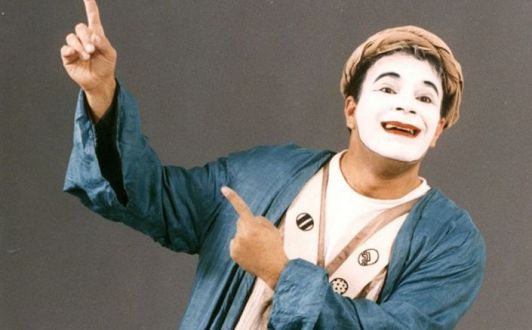 הצגה בגולה: גיבורים בעל כורחם