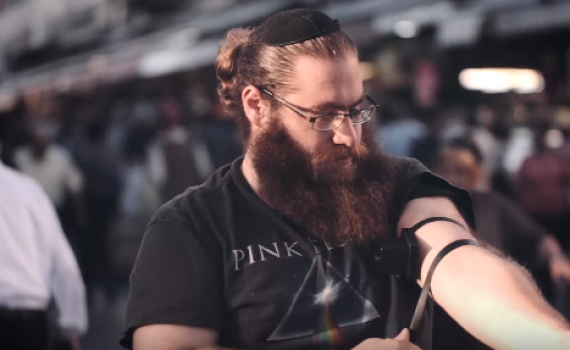 'הנחת תפילין היום'? חב"ד מפתיעים גם במוזיקה