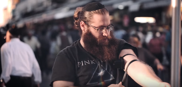 'הנחת תפילין היום'? חב"ד מפתיעים גם במוזיקה