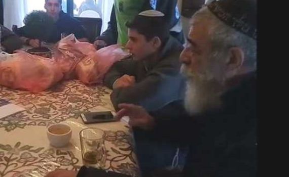 ובינתיים בעמונה: אריאל זילבר בא לעשות שמח