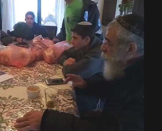 ובינתיים בעמונה: אריאל זילבר בא לעשות שמח