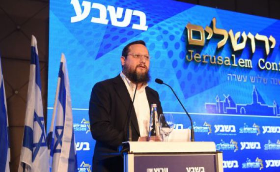 דמעות של חנוכה: הנס של הרב יצחק נריה