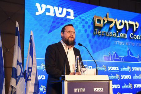 דמעות של חנוכה: הנס של הרב יצחק נריה