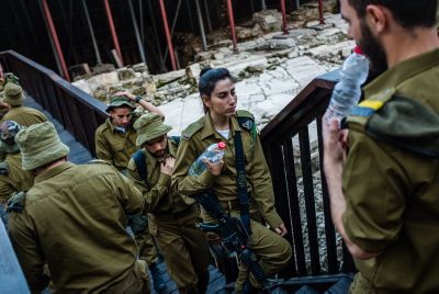"חיילים דתיים נדרשו להרים חיילות על הגב"