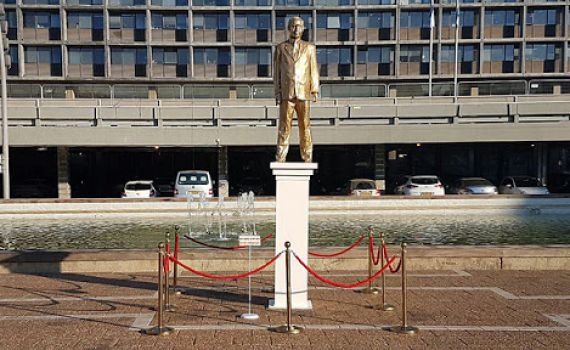 מי הציב פסל מוזהב של נתניהו בכיכר רבין?