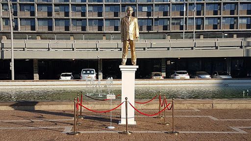 מי הציב פסל מוזהב של נתניהו בכיכר רבין?