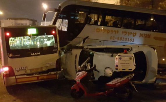 תאונה קשה בי-ם: נהג נמחץ למוות בין אוטובוסים