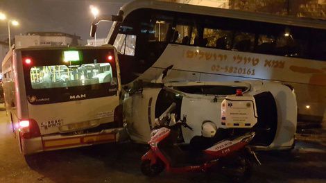 תאונה קשה בי-ם: נהג נמחץ למוות בין אוטובוסים