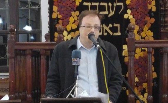 "לא לעצור את חלוקת עצי האשוח בירושלים"